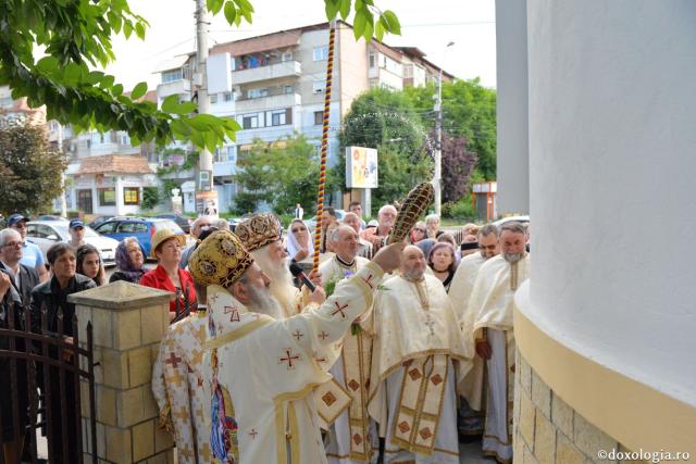 Biserica Precista II din Piatra Neamț a îmbrăcat veșmântul sfințirii – IPS Teofan: „Cunoașterea lui Dumnezeu îi oferă omului lumina, sensul și adâncimea vieții”
