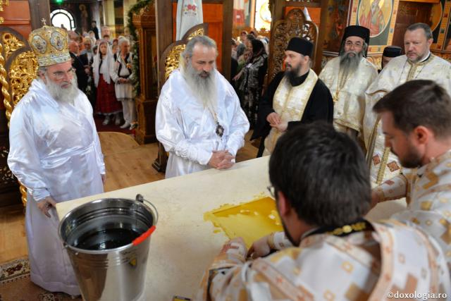 Biserica Precista II din Piatra Neamț a îmbrăcat veșmântul sfințirii – IPS Teofan: „Cunoașterea lui Dumnezeu îi oferă omului lumina, sensul și adâncimea vieții”