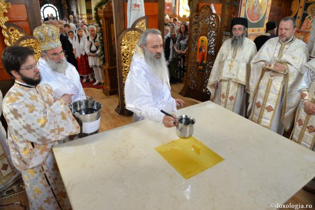 Biserica Precista II din Piatra Neamț a îmbrăcat veșmântul sfințirii – IPS Teofan: „Cunoașterea lui Dumnezeu îi oferă omului lumina, sensul și adâncimea vieții”