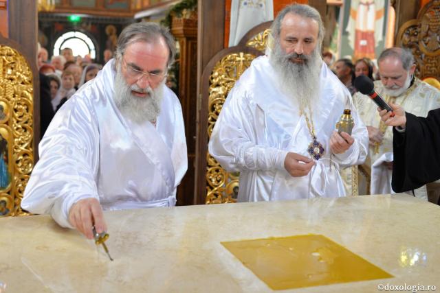Biserica Precista II din Piatra Neamț a îmbrăcat veșmântul sfințirii – IPS Teofan: „Cunoașterea lui Dumnezeu îi oferă omului lumina, sensul și adâncimea vieții”