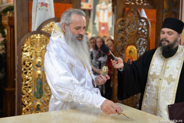 Biserica Precista II din Piatra Neamț a îmbrăcat veșmântul sfințirii – IPS Teofan: „Cunoașterea lui Dumnezeu îi oferă omului lumina, sensul și adâncimea vieții”