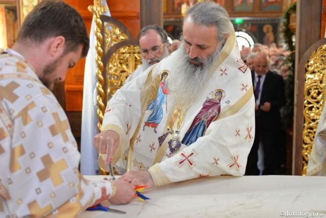Biserica Precista II din Piatra Neamț a îmbrăcat veșmântul sfințirii – IPS Teofan: „Cunoașterea lui Dumnezeu îi oferă omului lumina, sensul și adâncimea vieții”