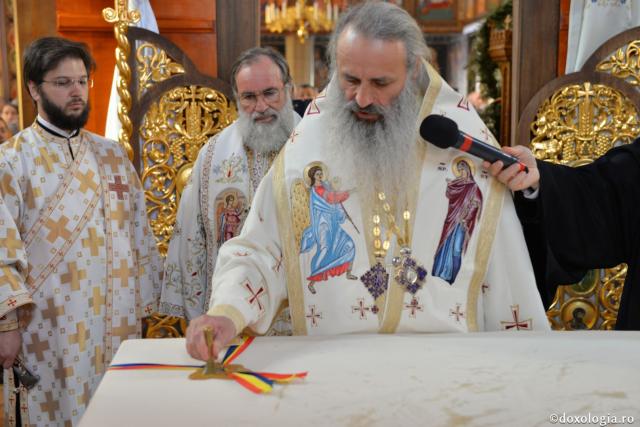 Biserica Precista II din Piatra Neamț a îmbrăcat veșmântul sfințirii – IPS Teofan: „Cunoașterea lui Dumnezeu îi oferă omului lumina, sensul și adâncimea vieții”
