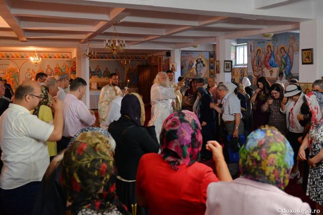 Biserica Precista II din Piatra Neamț a îmbrăcat veșmântul sfințirii – IPS Teofan: „Cunoașterea lui Dumnezeu îi oferă omului lumina, sensul și adâncimea vieții”