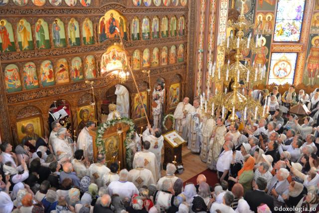 Biserica Precista II din Piatra Neamț a îmbrăcat veșmântul sfințirii – IPS Teofan: „Cunoașterea lui Dumnezeu îi oferă omului lumina, sensul și adâncimea vieții”
