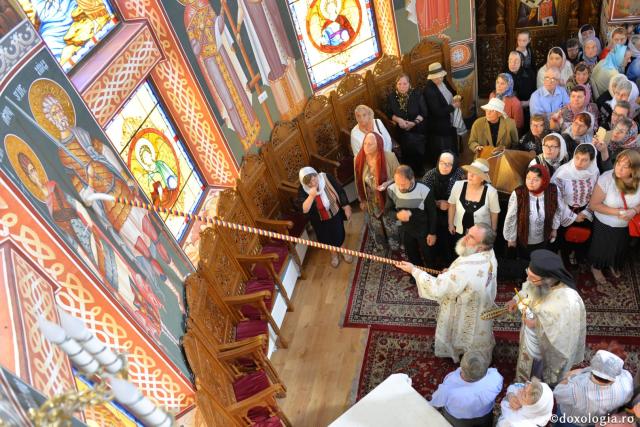 Biserica Precista II din Piatra Neamț a îmbrăcat veșmântul sfințirii – IPS Teofan: „Cunoașterea lui Dumnezeu îi oferă omului lumina, sensul și adâncimea vieții”