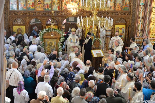 Biserica Precista II din Piatra Neamț a îmbrăcat veșmântul sfințirii – IPS Teofan: „Cunoașterea lui Dumnezeu îi oferă omului lumina, sensul și adâncimea vieții”