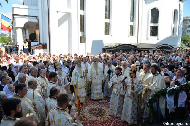 Biserica Precista II din Piatra Neamț a îmbrăcat veșmântul sfințirii – IPS Teofan: „Cunoașterea lui Dumnezeu îi oferă omului lumina, sensul și adâncimea vieții”