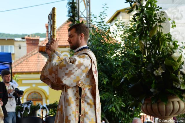 Biserica Precista II din Piatra Neamț a îmbrăcat veșmântul sfințirii – IPS Teofan: „Cunoașterea lui Dumnezeu îi oferă omului lumina, sensul și adâncimea vieții”