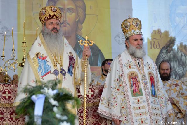 Biserica Precista II din Piatra Neamț a îmbrăcat veșmântul sfințirii – IPS Teofan: „Cunoașterea lui Dumnezeu îi oferă omului lumina, sensul și adâncimea vieții”