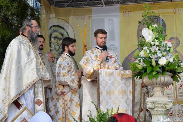 Biserica Precista II din Piatra Neamț a îmbrăcat veșmântul sfințirii – IPS Teofan: „Cunoașterea lui Dumnezeu îi oferă omului lumina, sensul și adâncimea vieții”