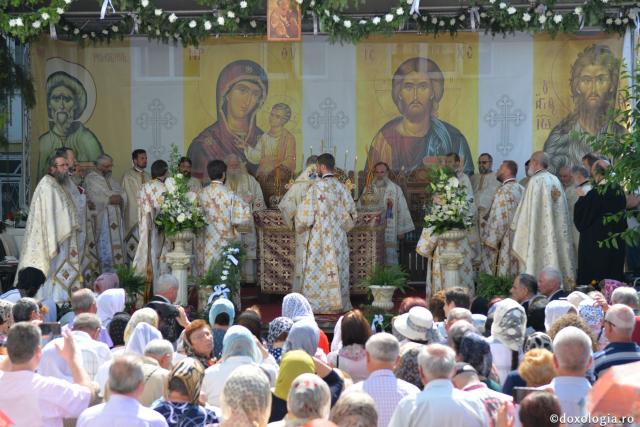 Biserica Precista II din Piatra Neamț a îmbrăcat veșmântul sfințirii – IPS Teofan: „Cunoașterea lui Dumnezeu îi oferă omului lumina, sensul și adâncimea vieții”