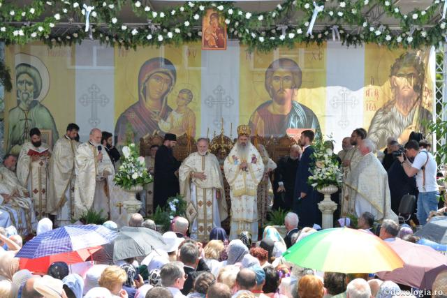 Biserica Precista II din Piatra Neamț a îmbrăcat veșmântul sfințirii – IPS Teofan: „Cunoașterea lui Dumnezeu îi oferă omului lumina, sensul și adâncimea vieții”