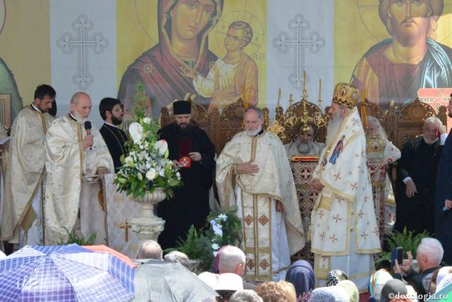 Biserica Precista II din Piatra Neamț a îmbrăcat veșmântul sfințirii – IPS Teofan: „Cunoașterea lui Dumnezeu îi oferă omului lumina, sensul și adâncimea vieții”