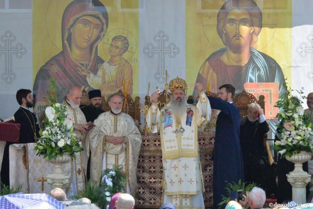 Biserica Precista II din Piatra Neamț a îmbrăcat veșmântul sfințirii – IPS Teofan: „Cunoașterea lui Dumnezeu îi oferă omului lumina, sensul și adâncimea vieții”