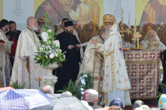 Biserica Precista II din Piatra Neamț a îmbrăcat veșmântul sfințirii – IPS Teofan: „Cunoașterea lui Dumnezeu îi oferă omului lumina, sensul și adâncimea vieții”