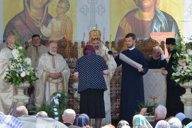 Biserica Precista II din Piatra Neamț a îmbrăcat veșmântul sfințirii – IPS Teofan: „Cunoașterea lui Dumnezeu îi oferă omului lumina, sensul și adâncimea vieții”