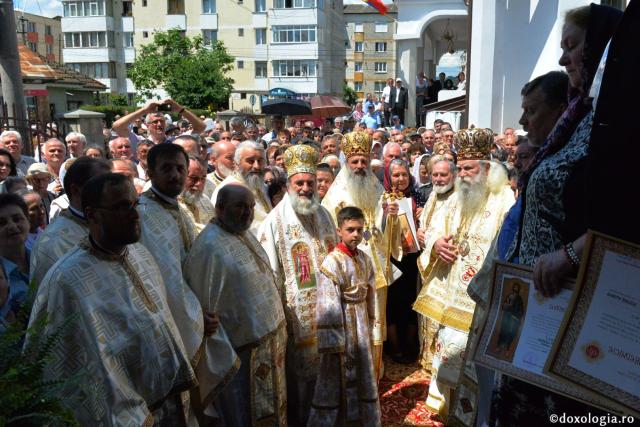 Biserica Precista II din Piatra Neamț a îmbrăcat veșmântul sfințirii – IPS Teofan: „Cunoașterea lui Dumnezeu îi oferă omului lumina, sensul și adâncimea vieții”