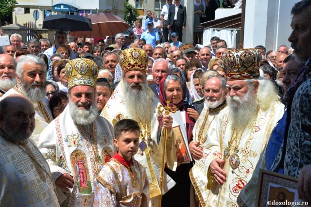 Biserica Precista II din Piatra Neamț a îmbrăcat veșmântul sfințirii – IPS Teofan: „Cunoașterea lui Dumnezeu îi oferă omului lumina, sensul și adâncimea vieții”