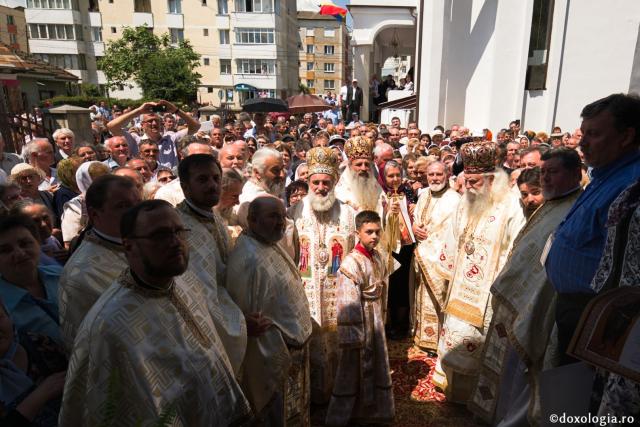 Biserica Precista II din Piatra Neamț a îmbrăcat veșmântul sfințirii – IPS Teofan: „Cunoașterea lui Dumnezeu îi oferă omului lumina, sensul și adâncimea vieții”