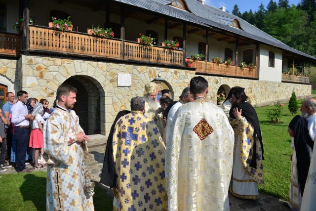 Slujbă arhierească de hramul Mănăstirii Almaș – IPS Teofan: „Să dobândim Raiul veșniciei prin fratele nostru”