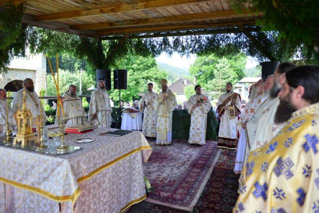 Slujbă arhierească de hramul Mănăstirii Almaș – IPS Teofan: „Să dobândim Raiul veșniciei prin fratele nostru”