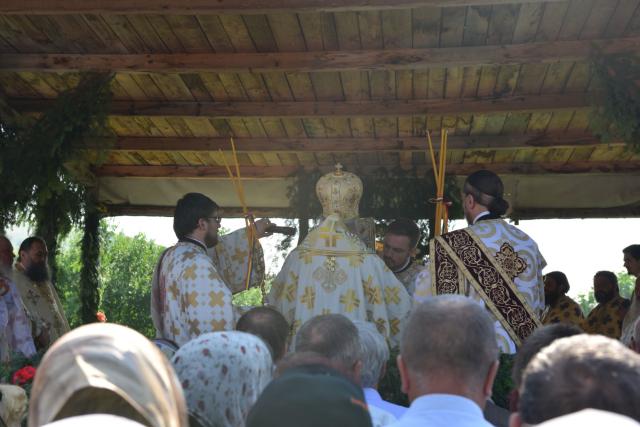 Slujbă arhierească de hramul Mănăstirii Almaș – IPS Teofan: „Să dobândim Raiul veșniciei prin fratele nostru”