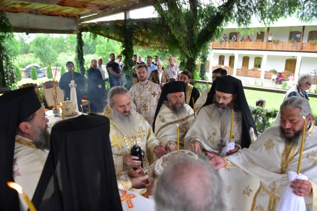 Slujbă arhierească de hramul Mănăstirii Almaș – IPS Teofan: „Să dobândim Raiul veșniciei prin fratele nostru”