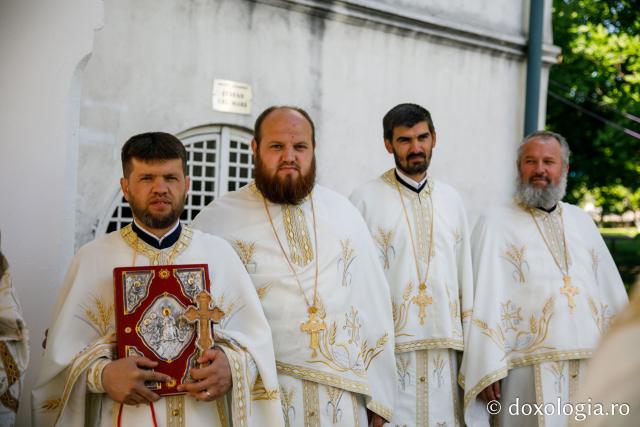 Hramul Catedralei Episcopale din Huşi. PS Ignatie: „Sfântul Petru este paradigma omului plin de efervescenţă, plin de foarte multă fervoare pentru Dumnezeu. Sfântul Pavel este modelul celui care este foarte inteligent, însă are nevoie de evidenţe!"