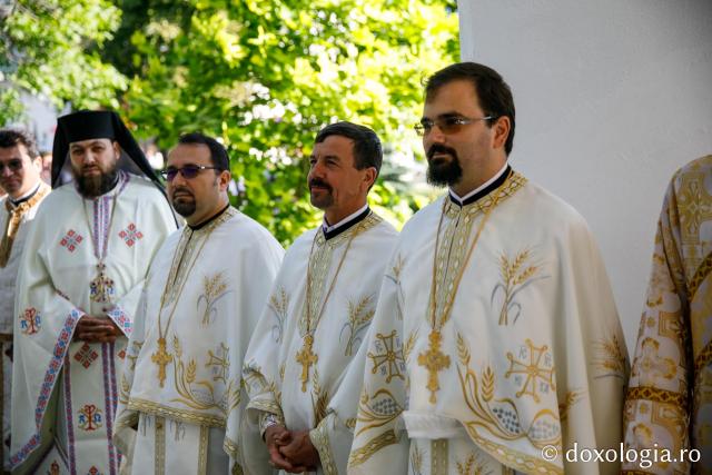 Hramul Catedralei Episcopale din Huşi. PS Ignatie: „Sfântul Petru este paradigma omului plin de efervescenţă, plin de foarte multă fervoare pentru Dumnezeu. Sfântul Pavel este modelul celui care este foarte inteligent, însă are nevoie de evidenţe!"