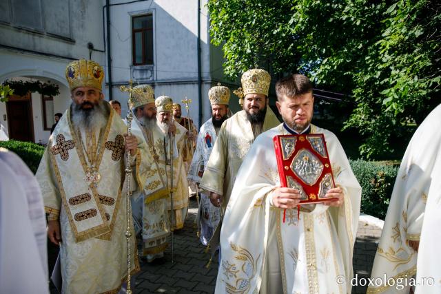 Hramul Catedralei Episcopale din Huşi. PS Ignatie: „Sfântul Petru este paradigma omului plin de efervescenţă, plin de foarte multă fervoare pentru Dumnezeu. Sfântul Pavel este modelul celui care este foarte inteligent, însă are nevoie de evidenţe!"