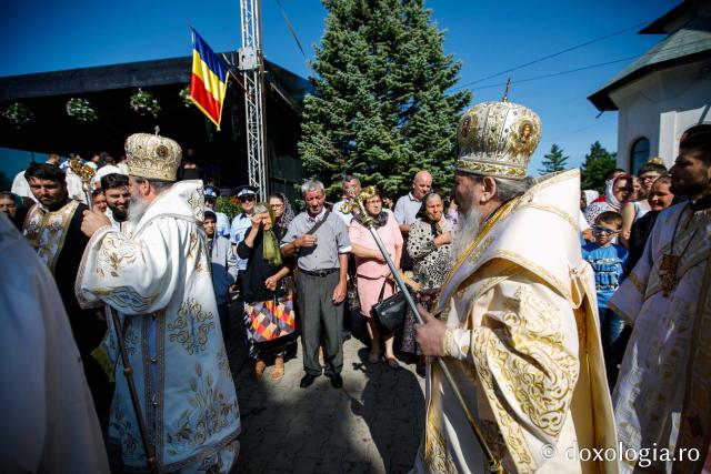 Hramul Catedralei Episcopale din Huşi. PS Ignatie: „Sfântul Petru este paradigma omului plin de efervescenţă, plin de foarte multă fervoare pentru Dumnezeu. Sfântul Pavel este modelul celui care este foarte inteligent, însă are nevoie de evidenţe!"