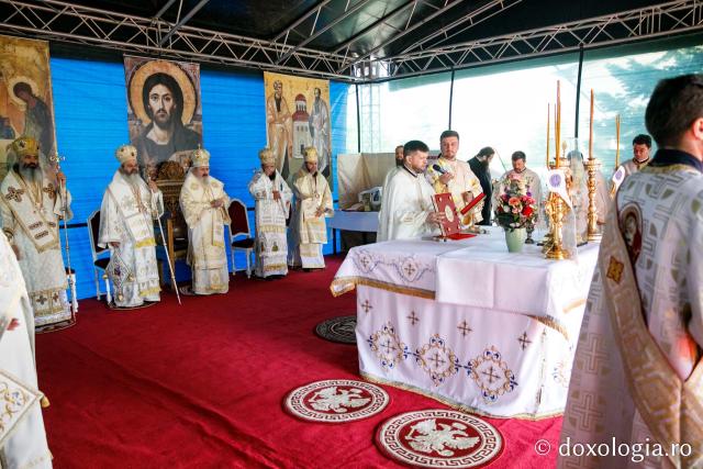 Hramul Catedralei Episcopale din Huşi. PS Ignatie: „Sfântul Petru este paradigma omului plin de efervescenţă, plin de foarte multă fervoare pentru Dumnezeu. Sfântul Pavel este modelul celui care este foarte inteligent, însă are nevoie de evidenţe!"