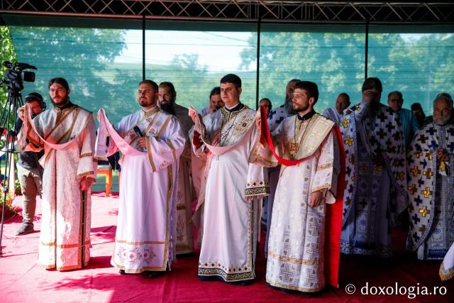 Hramul Catedralei Episcopale din Huşi. PS Ignatie: „Sfântul Petru este paradigma omului plin de efervescenţă, plin de foarte multă fervoare pentru Dumnezeu. Sfântul Pavel este modelul celui care este foarte inteligent, însă are nevoie de evidenţe!"