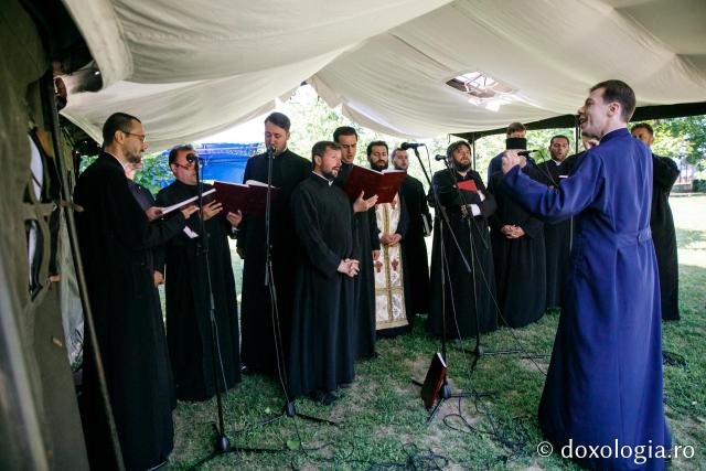 Hramul Catedralei Episcopale din Huşi. PS Ignatie: „Sfântul Petru este paradigma omului plin de efervescenţă, plin de foarte multă fervoare pentru Dumnezeu. Sfântul Pavel este modelul celui care este foarte inteligent, însă are nevoie de evidenţe!"