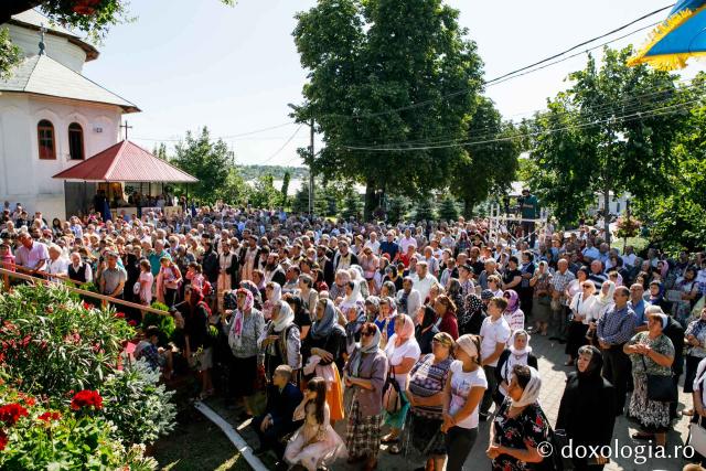 Hramul Catedralei Episcopale din Huşi. PS Ignatie: „Sfântul Petru este paradigma omului plin de efervescenţă, plin de foarte multă fervoare pentru Dumnezeu. Sfântul Pavel este modelul celui care este foarte inteligent, însă are nevoie de evidenţe!"