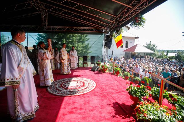 Hramul Catedralei Episcopale din Huşi. PS Ignatie: „Sfântul Petru este paradigma omului plin de efervescenţă, plin de foarte multă fervoare pentru Dumnezeu. Sfântul Pavel este modelul celui care este foarte inteligent, însă are nevoie de evidenţe!"