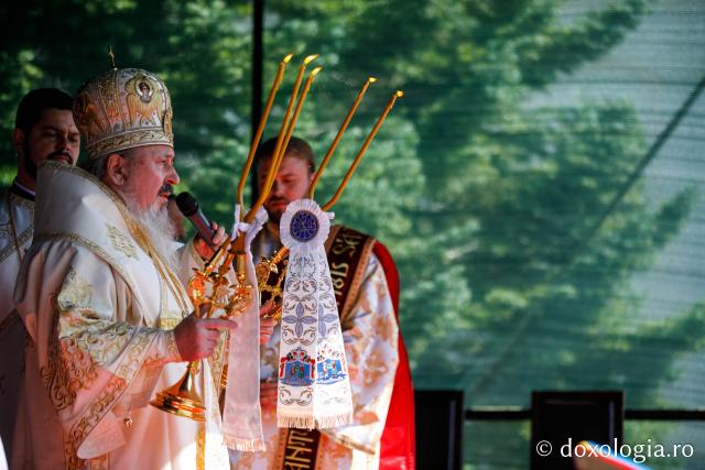 Hramul Catedralei Episcopale din Huşi. PS Ignatie: „Sfântul Petru este paradigma omului plin de efervescenţă, plin de foarte multă fervoare pentru Dumnezeu. Sfântul Pavel este modelul celui care este foarte inteligent, însă are nevoie de evidenţe!"
