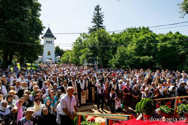 Hramul Catedralei Episcopale din Huşi. PS Ignatie: „Sfântul Petru este paradigma omului plin de efervescenţă, plin de foarte multă fervoare pentru Dumnezeu. Sfântul Pavel este modelul celui care este foarte inteligent, însă are nevoie de evidenţe!"