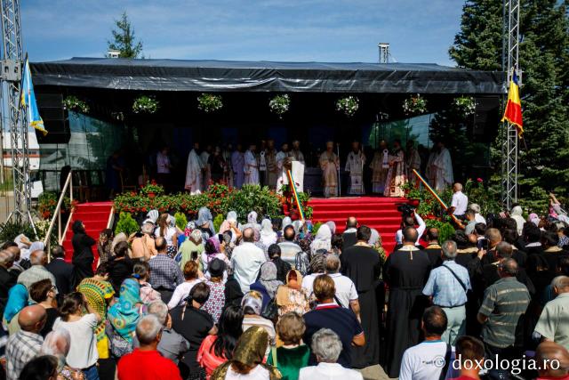 Hramul Catedralei Episcopale din Huşi. PS Ignatie: „Sfântul Petru este paradigma omului plin de efervescenţă, plin de foarte multă fervoare pentru Dumnezeu. Sfântul Pavel este modelul celui care este foarte inteligent, însă are nevoie de evidenţe!"