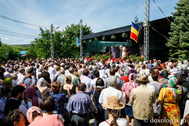 Hramul Catedralei Episcopale din Huşi. PS Ignatie: „Sfântul Petru este paradigma omului plin de efervescenţă, plin de foarte multă fervoare pentru Dumnezeu. Sfântul Pavel este modelul celui care este foarte inteligent, însă are nevoie de evidenţe!"