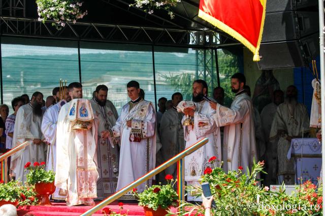 Hramul Catedralei Episcopale din Huşi. PS Ignatie: „Sfântul Petru este paradigma omului plin de efervescenţă, plin de foarte multă fervoare pentru Dumnezeu. Sfântul Pavel este modelul celui care este foarte inteligent, însă are nevoie de evidenţe!"