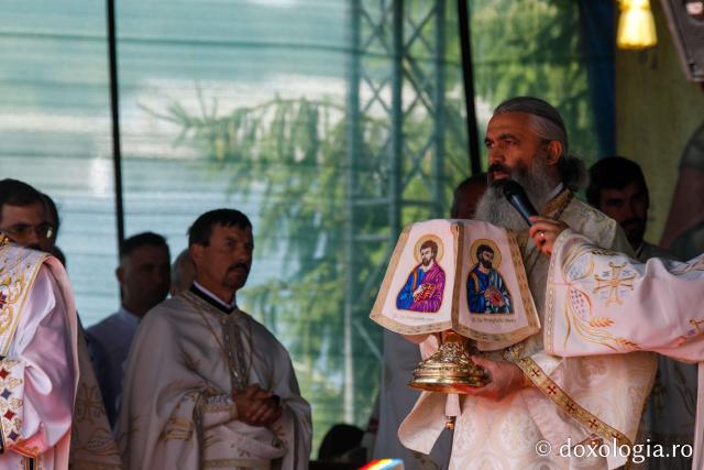 Hramul Catedralei Episcopale din Huşi. PS Ignatie: „Sfântul Petru este paradigma omului plin de efervescenţă, plin de foarte multă fervoare pentru Dumnezeu. Sfântul Pavel este modelul celui care este foarte inteligent, însă are nevoie de evidenţe!"