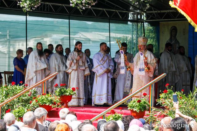 Hramul Catedralei Episcopale din Huşi. PS Ignatie: „Sfântul Petru este paradigma omului plin de efervescenţă, plin de foarte multă fervoare pentru Dumnezeu. Sfântul Pavel este modelul celui care este foarte inteligent, însă are nevoie de evidenţe!"