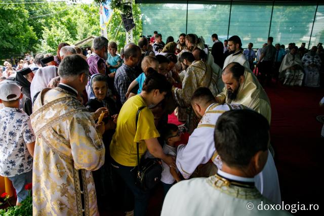 Hramul Catedralei Episcopale din Huşi. PS Ignatie: „Sfântul Petru este paradigma omului plin de efervescenţă, plin de foarte multă fervoare pentru Dumnezeu. Sfântul Pavel este modelul celui care este foarte inteligent, însă are nevoie de evidenţe!"
