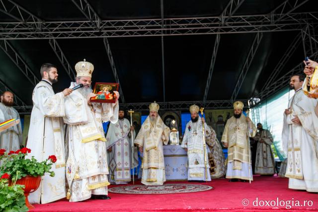 Hramul Catedralei Episcopale din Huşi. PS Ignatie: „Sfântul Petru este paradigma omului plin de efervescenţă, plin de foarte multă fervoare pentru Dumnezeu. Sfântul Pavel este modelul celui care este foarte inteligent, însă are nevoie de evidenţe!"