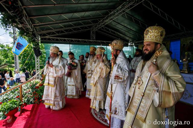 Hramul Catedralei Episcopale din Huşi. PS Ignatie: „Sfântul Petru este paradigma omului plin de efervescenţă, plin de foarte multă fervoare pentru Dumnezeu. Sfântul Pavel este modelul celui care este foarte inteligent, însă are nevoie de evidenţe!"