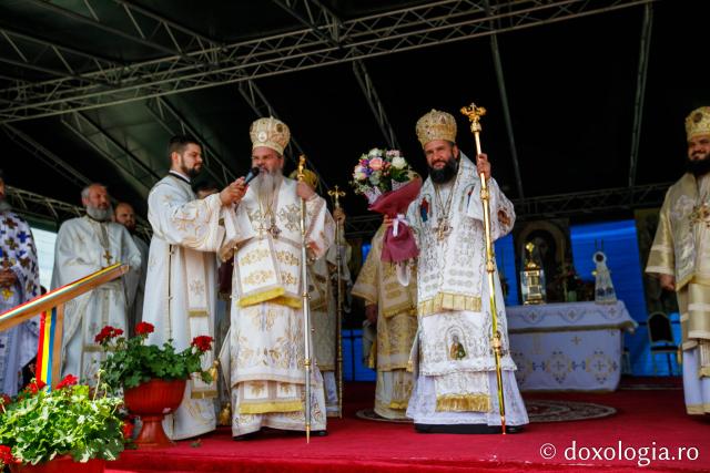 Hramul Catedralei Episcopale din Huşi. PS Ignatie: „Sfântul Petru este paradigma omului plin de efervescenţă, plin de foarte multă fervoare pentru Dumnezeu. Sfântul Pavel este modelul celui care este foarte inteligent, însă are nevoie de evidenţe!"