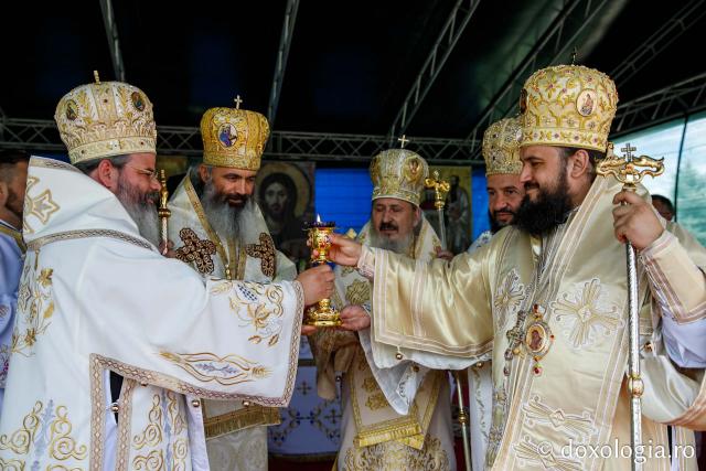 Hramul Catedralei Episcopale din Huşi. PS Ignatie: „Sfântul Petru este paradigma omului plin de efervescenţă, plin de foarte multă fervoare pentru Dumnezeu. Sfântul Pavel este modelul celui care este foarte inteligent, însă are nevoie de evidenţe!"