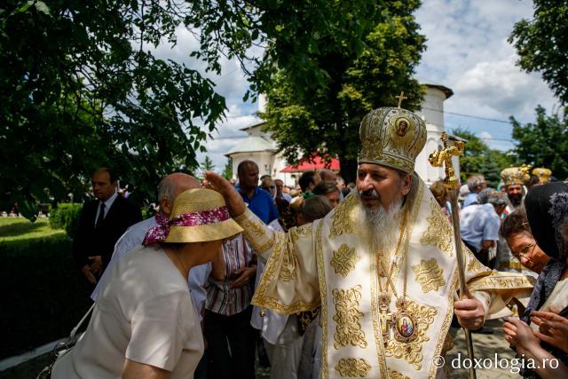 Hramul Catedralei Episcopale din Huşi. PS Ignatie: „Sfântul Petru este paradigma omului plin de efervescenţă, plin de foarte multă fervoare pentru Dumnezeu. Sfântul Pavel este modelul celui care este foarte inteligent, însă are nevoie de evidenţe!"